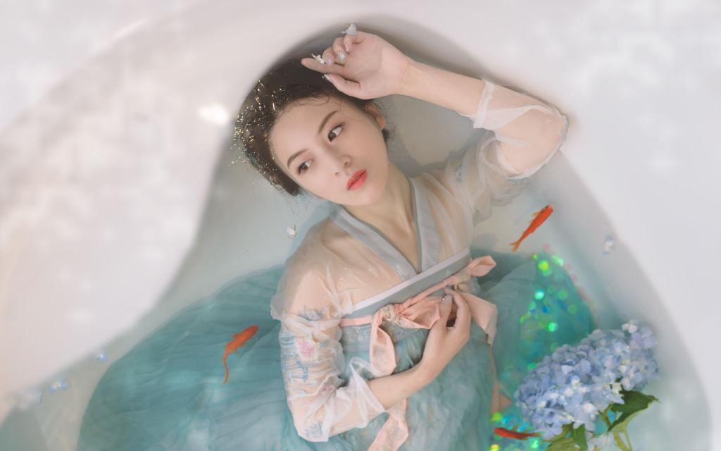 女人對你這三個動作，就是心機女養備胎，男人要果斷放手